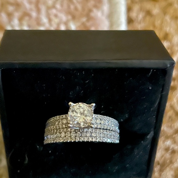 Jewelry - I’m selling my wedding ring just because I need money.